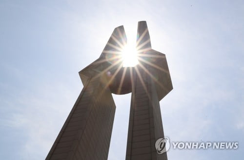 여야, 5·18 민주영령 추모…민주주의 발전 다짐