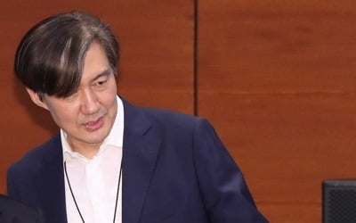 조국, '5·18 명시' 문 대통령 개헌안 소개…"독해 권한다"