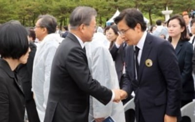 '黃 악수패싱' 공방…한국당 "제1야당 무시" 민주당 "생떼쓴다"