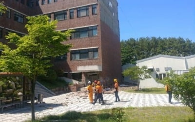 '폭탄 맞은 듯' 26년 된 부산대 미술관 외벽 붕괴…1명 사망