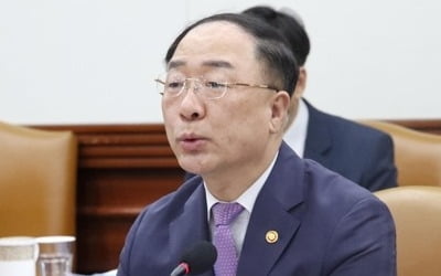 홍남기 "확장재정 불가피…내년 국가채무비율 40% 돌파"