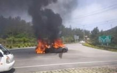 해남서 BMW 승용차 주행 중 화재…"조수석 아래서 연기"