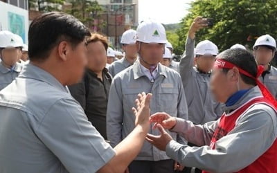 현대중 노사, 한때 대치…노조 주총장 이틀째 점거 농성