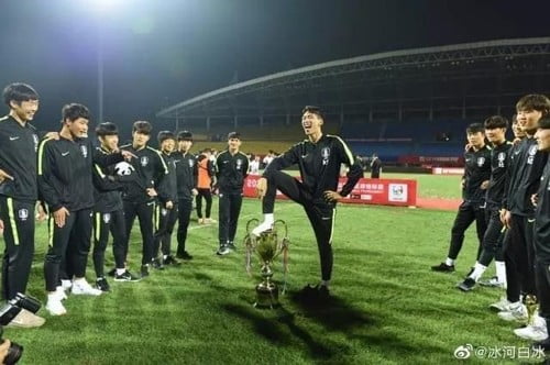 "우승컵에 발 올려" 한국 U-18 축구팀, 중국대회 모독 논란