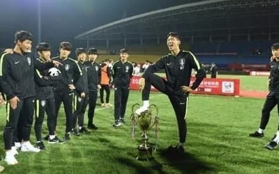 "우승컵에 발 올려" 한국 U-18 축구팀, 중국대회 모독 논란