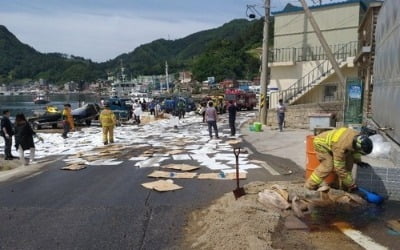 울릉 기름저장탱크서 경유 300ℓ 육상·바다 유출…긴급 방제