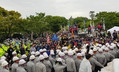 현대중공업, 주총장 진입 시도…본사 정문서도 노사 대치