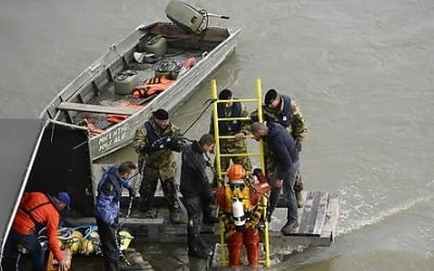 외교부 "헝가리, 잠수부 투입해 선체 내부수색 개시 예정"