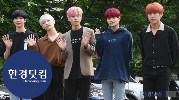 [HK영상] AB6IX(에이비식스), 시선 강탈하는 멋진 모습…'눈부심 주의' (뮤직뱅크 출근길)