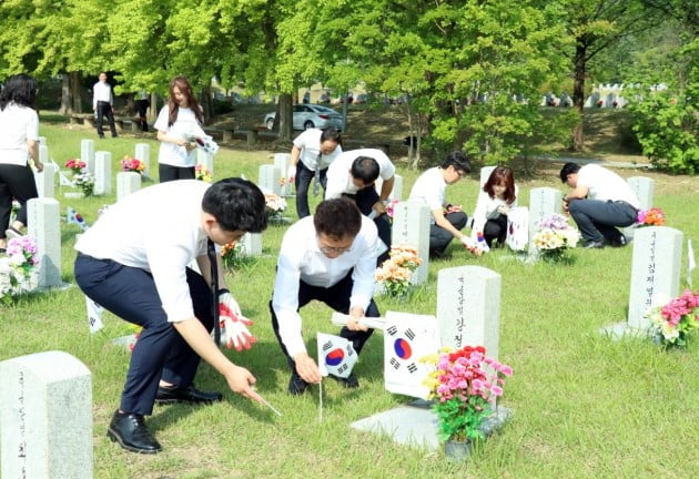 맥키스컴퍼니, ‘호국보훈의 달’ 맞이 현충원 봉사 활동  