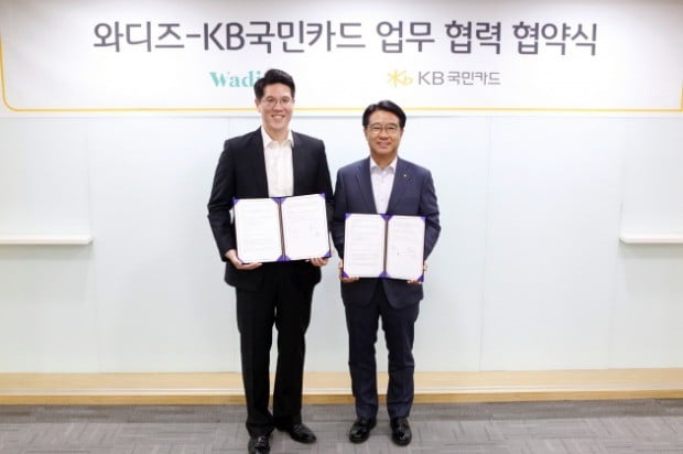 이동철 KB국민카드 사장(오른쪽)과 신혜성 와디즈 대표가 기념 촬영을 하고 있다.(사진=KB국민카드)
