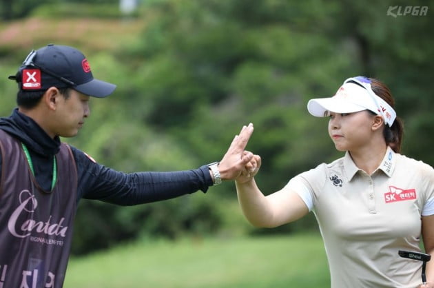 [포토] 캐디와 버디 성공 기뻐하는 김지영2