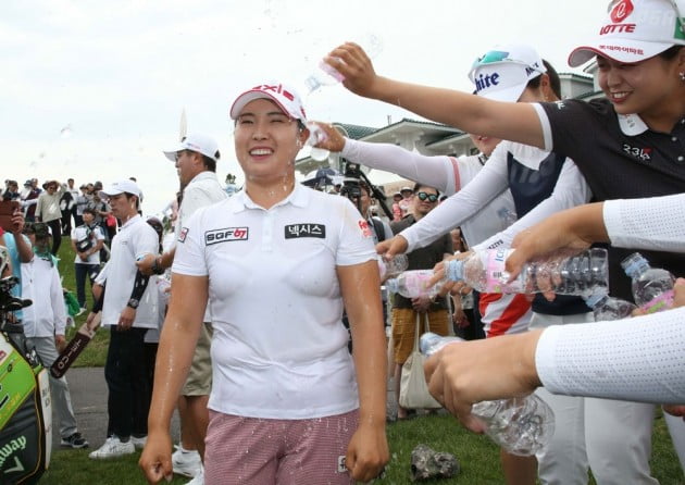 [포토] 우승 축하 물세례 받는 김보아