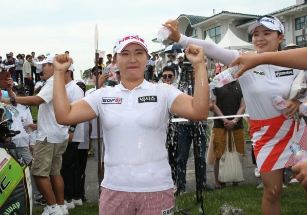 [포토] 우승 축하 물세례 받는 김보아