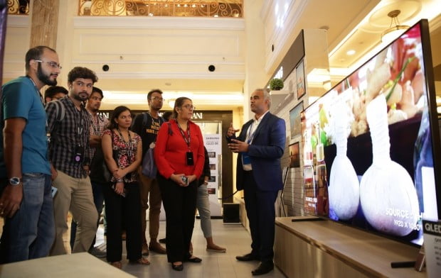 삼성전자는 4일(현지시간) 뉴델리의 대표적 럭셔리 쇼핑몰 '디엘에프 엠포리오몰(DLF Emporio Mall)'에서 미디어 행사를 개최하고 65형에서 98형에 이르는 QLED 8K 라인업을 선보였다.