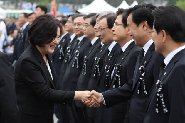 김정숙 여사가 6일 오전 국립서울현충원에서 제64회 현충일 추념식에 참석한 여야 대표들과 악수하고 있다. 김정숙 여사는 이해찬, 황교안, 손학규, 정동영 등 여야대표들과 차례로 악수했다. 사진=연합뉴스