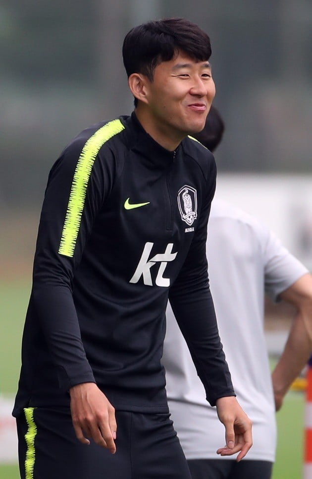 호주·이란과 두 차례 평가전을 앞둔 축구대표팀의 손흥민이 6일 오전 경기 파주 NFC(축구 국가대표팀 트레이닝센터)에서 훈련하며 밝게 웃고 있다. / 연합
