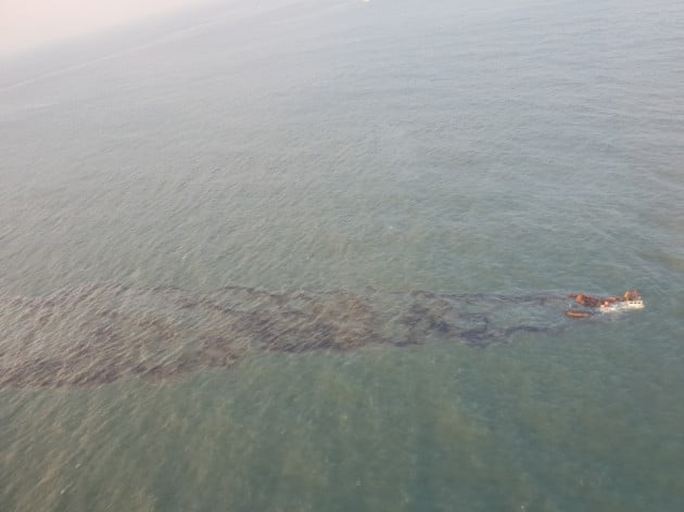 지난해 12월 충남 보령 해상에서 발생한 예인선 침몰사고로 해상에 기름이 유출된 모습. 해양경찰청 제공