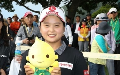 [포토] 구도일 인형 들고 포즈 취하는 최혜진