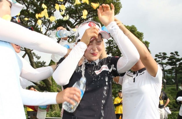 [포토] 우승 축하 물ㆍ꽃잎세례 받는 최혜진