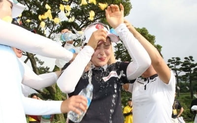 [포토] 우승 축하 물ㆍ꽃잎세례 받는 최혜진