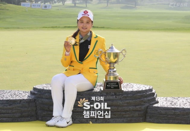 [포토] 우승 트로피 들어보이는 최혜진