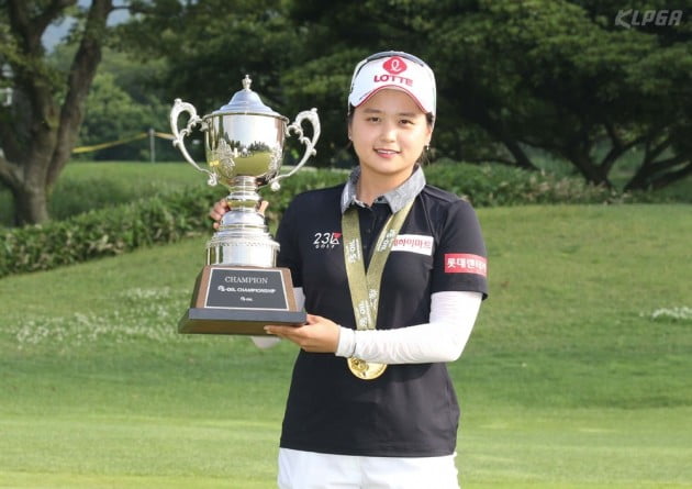 [포토] 우승 트로피 들어보이는 최혜진