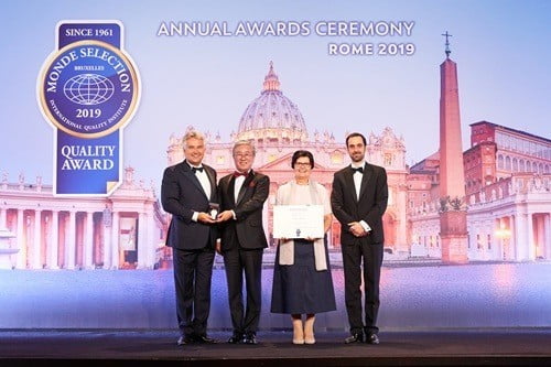 [사진설명 : 프로존 김봉준 회장(좌측에서 두번째)이 2019 몽드셀렉션 ‘금상’을 수상하고 기념사진 촬영을 하고 있다.]