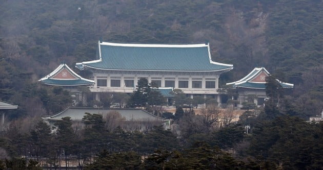 '한국당·민주당' 해산 청원에…청와대, "정당 평가는 국민의 몫"