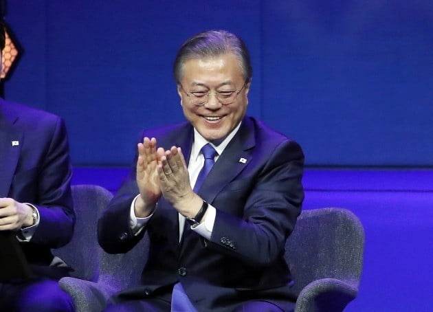 문재인 대통령이 12일 오후(현지시간) 노르웨이 오슬로 대학교에서 오슬로 포럼 기조연설 후 참석자들의 질문에 답하고 있다. 질의응답은 BBC 서울특파원 로라 비커가 진행했다. / 연합