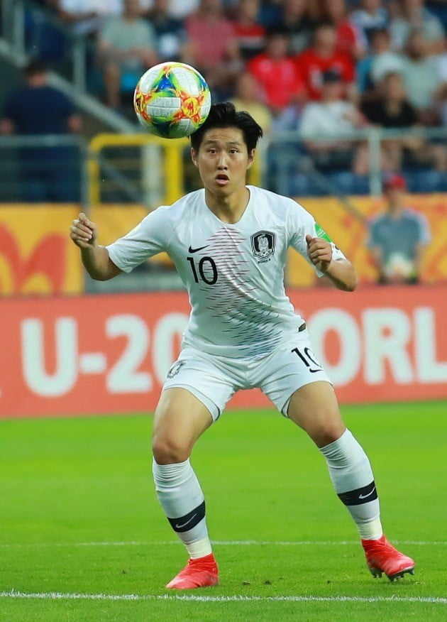 11일 오후(현지시간) 폴란드 루블린 경기장에서 열린 2019 국제축구연맹(FIFA) 20세 이하(U-20) 월드컵 4강전 한국과 에콰도르의 경기.
전반 이강인이 에콰도르 진영 중앙에서 트래핑하며 공을 소유하고 있다. / 연합