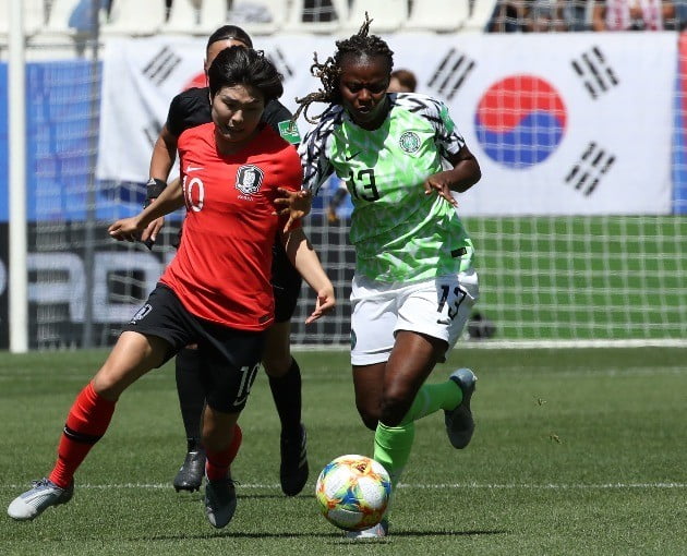 12일 오후(현지시간) 프랑스 그르노블 스타드 데잘프에서 열린 2019 국제축구연맹(FIFA) 프랑스 여자 월드컵 조별리그 A조 2차전 한국과 나이지리아의 경기. 한국 지소연이 드리블하고 있다. / 연합