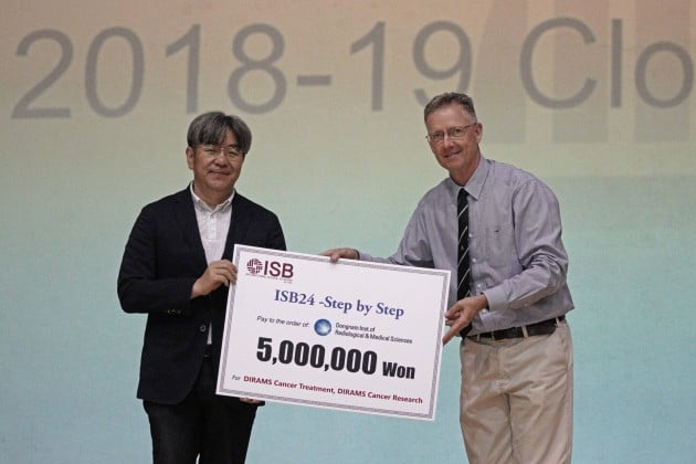 부산국제외국인학교,동남권원자력의학원에 암환자를 위한 기부금 전달