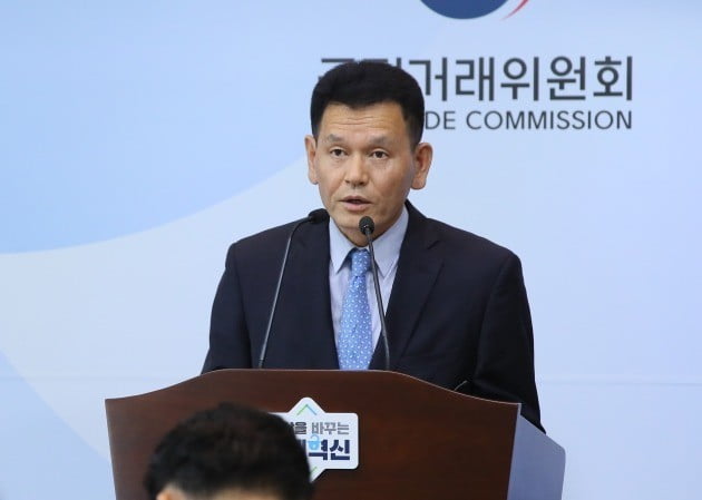 김성삼 공정거래위원회 기업집단국장이 17일 세종시 정부세종청사 공정거래위원회에서 태광그룹이 이호진 총수 일가의 회사로부터 김치와 와인을 전 계열사가 강매하도록 지시하는 등 총수일가에게 부당한 이익을 제공한 행위에 대해 과징금 21억8000억원을 부과하고 고발조치 했다고 밝히고 있다. [사진=연합뉴스]