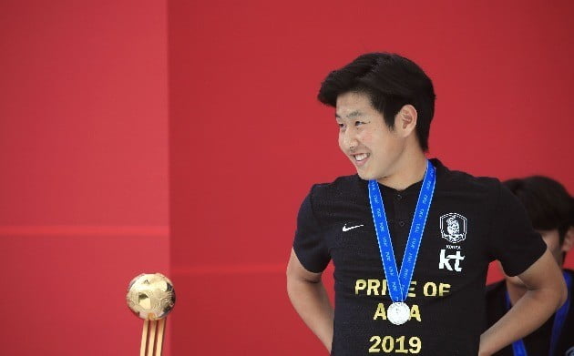 2019 국제축구연맹(FIFA) U20 월드컵에서 준우승을 달성한 축구대표팀 환영행사가 17일 서울광장에서 열렸다. 이강인이 질문을 듣고 있다. / 연합