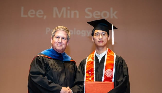 토드 켄트 유타대 아시아캠퍼스 대표가 이민석 심리학과 졸업생에게 졸업장을 수여하고 기념촬영하고 있다. 유타대 제공