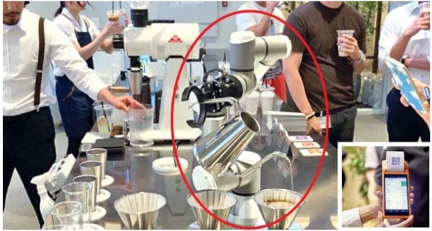 덴마크 유니버설로봇의 협동로봇 ‘바리스’가 17일 서울 강남 레귤러식스 내 카페 ‘라운지엑스’에서 핸드드립 커피를 만들고 있다(큰 사진). 작은 사진은 가상화폐로 메뉴를 결제하는 모습. /유니버설로봇·레귤러식스 제공