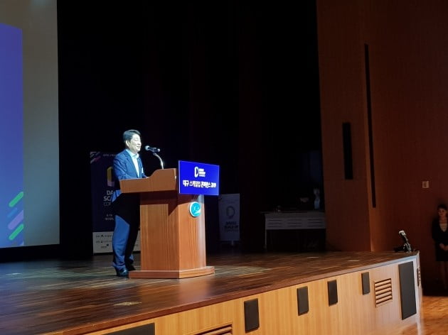 권영진 대구광역시장이 19일  '대구 스케일 업 콘퍼런스 2019'에서 발언하고 있다. (사진 = 고은빛 기자)