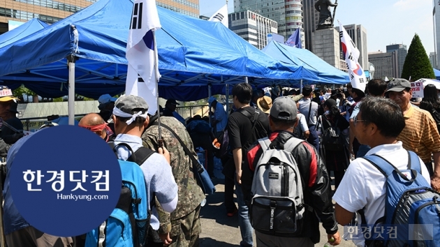 [HK영상] 우리공화당(전 대한애국당), 광화문 광장에 불법 천막 재설치