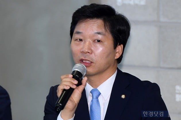 [포토] 게임 산업 질문에 답하는 김병관 의원