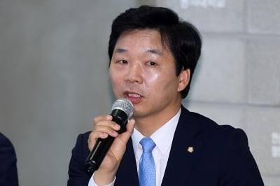 [포토] 게임 산업 질문에 답하는 김병관 의원