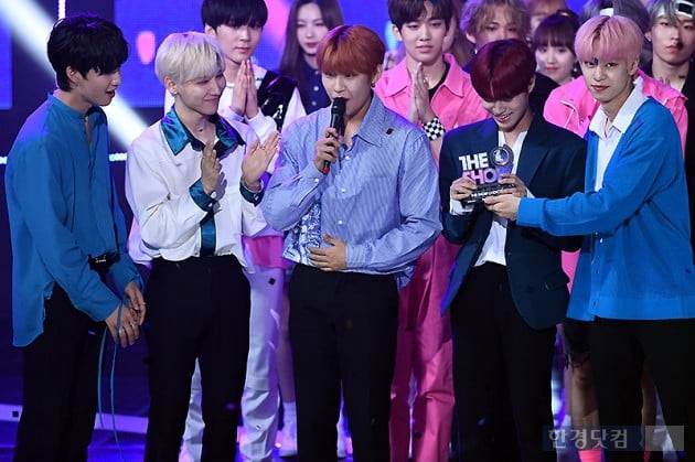 [포토] AB6IX, '더쇼 초이스' 수상