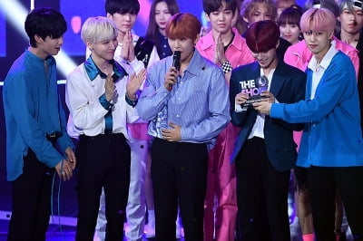 [포토] AB6IX, '더쇼 초이스' 수상