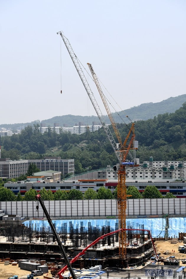 [포토] 공사현장에 멈춰 선 타워크레인