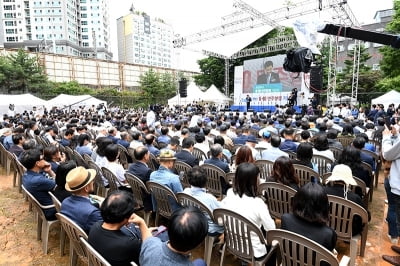 [포토] 문재인 대통령 기념사 대독하는 진영 장관