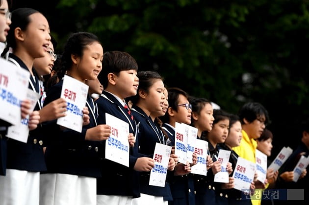 [포토] 6.10민주항쟁 기념식, '민주주의 노래하는 어린이들'