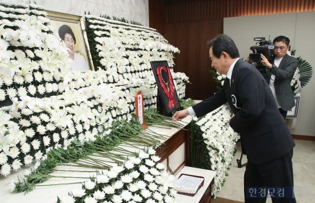 [포토] 이희호 여사 빈소에서 헌화하는 정세균 의원