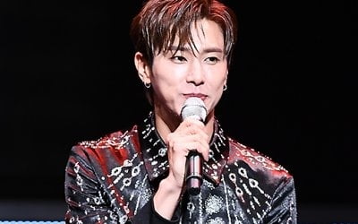 [포토] 유노윤호, '첫 솔로 앨범에 조금은 긴장한 모습'