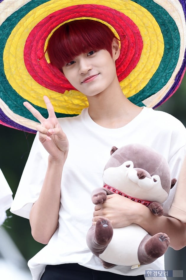 [포토] AB6IX 이대휘, '심쿵 아이컨택~'