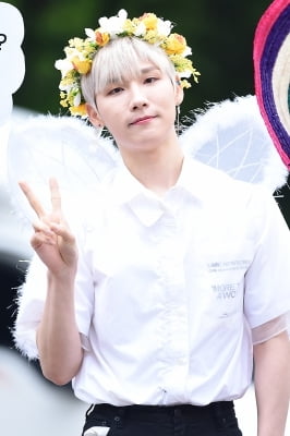 [포토] AB6IX 전웅, '화관은 썼는데 표정은 시크해~'